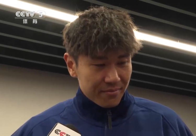 鐵漢柔情！三鎮(zhèn)球員劉奕鳴探望患病小球迷時哽咽